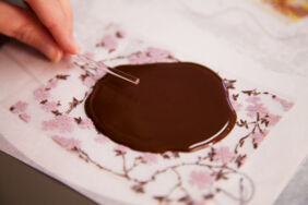 Schokolollies selber machen Stiel in Schokolade legen Schokolollies selber machen Stiel in Schokolade legen