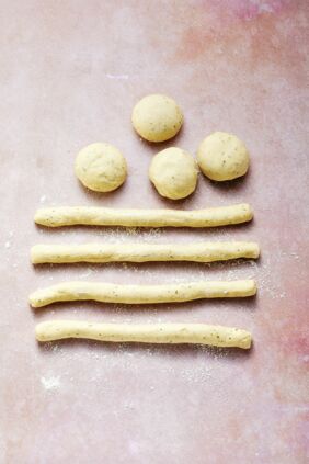 Herzhafte Osterhasen mit Thymian und Feta Herzhafte Osterhasen mit Thymian und Feta