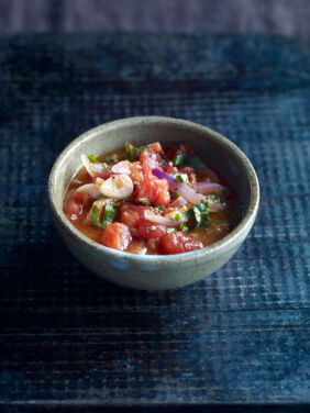 <strong>1 rote Zwiebel</strong> schälen, vierteln und in feine Streifen schneiden. <strong>2 Knoblauchzehen</strong> schälen und in Scheiben schneiden. Die Stielansätze von <strong>600 g Tomaten</strong> entfernen. Die Tomaten kurz überbrühen, häuten und würfeln. <strong>1 EL Butter</strong> zerlassen, Zwiebel und Knoblauch darin glasig dünsten. Tomaten dazugeben und aufkochen. Offen bei mittlere Hitze ca. 20 Min. einkochen lassen (bis sie zerfallen und die Sauce sämig ist). <strong>1 Bund Basilikum</strong> waschen, trocken schütteln und in Streifen schneiden. <strong>1 Stück Bio- Zitronenschale</strong> (ca. 1 cm) fein hacken. Beides unter die Sauce rühren, mit <strong>Salz</strong>, <strong>Pfeffer</strong> und <strong>1/2 TL Honig</strong> würzen. <strong>150 g weichen Ricotta</strong> mit einem Teelöffel auf die Sauce setzen. Sauce erwärmen, mit gekochten Nudeln mischen. Tomaten-Basilikum-Sauce