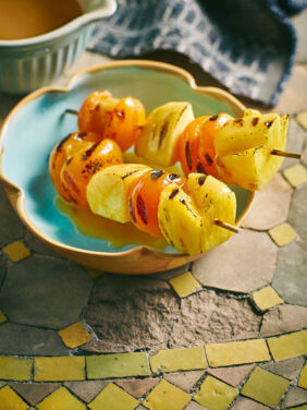 Triple-A-Obstspieße mit Butterscotch Triple-A-Obstspieße mit Butterscotch