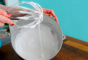 Rosafarbene Eiweissspritzglasur herstellen Kuchen Unterseite Rezepte Eiweißspritzglasur-3