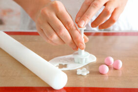 Tortendeko Blüten Rosen formen Step 1 Tortendeko Blüten Rosen formen Step 1