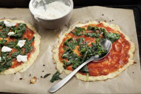 Blumenkohlpizza mit Spinat und Ricotta Blumenkohlpizza mit Spinat und Ricotta