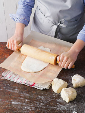 Flammkuchenteig ausrollen
