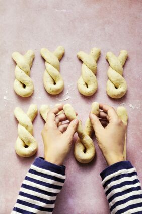 Herzhafte Osterhasen mit Thymian und Feta Herzhafte Osterhasen mit Thymian und Feta