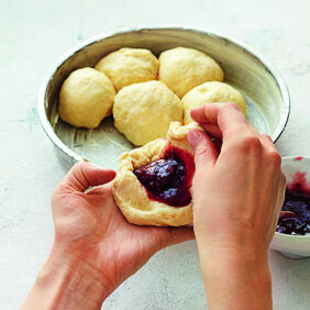 Buchteln mit Pflaumen Buchteln mit Pflaumen