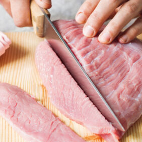 Kalbfleisch in Scheiben schneiden - Zürcher Geschnetzeltes Zürcher Geschnetzeltes