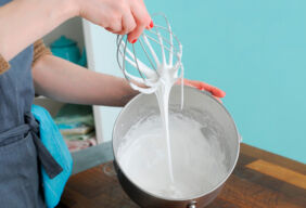 Rosafarbene Eiweissspritzglasur herstellen Kuchen Unterseite Rezepte Eiweißspritzglasur-2