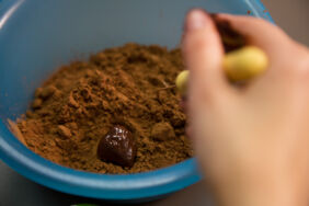 Trüffel selber machen Trüffel in Kakao wenden Trüffel selber machen Trüffel in Kakao wenden