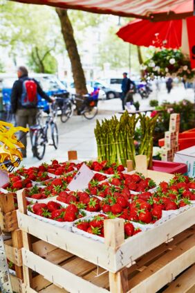 Erdbeeren und Spargel auf einem Marktstand Erdbeeren Unterseite Lagerung