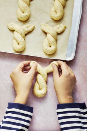 Herzhafte Osterhasen mit Thymian und Feta Herzhafte Osterhasen mit Thymian und Feta
