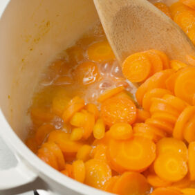 Gedünstete Möhren mit Petersilie Gedünstete Möhren mit Petersilie