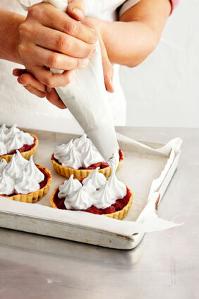 Rhabarbertörtchen mit Baiser Rhabarbertörtchen mit Baiser