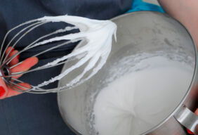 Rosafarbene Eiweissspritzglasur herstellen kuchen Unterseite Rezepte Eiweißspritzglasur-1