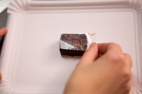 Schnittpralinen selber machen Folie abziehen Schnittpralinen selber machen Folie abziehen