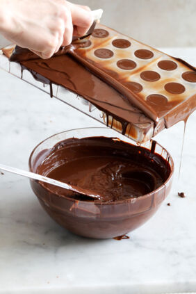 Gefüllte Pralinen selber machen Hohlkörper füllen und verschließen Schritt 3 Gefüllte Pralinen selber machen Hohlkörper füllen und verschließen Schritt 3