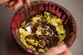 Knusperpralinen selber machen Zutaten vermengen Knusperpralinen selber machen Zutaten vermengen