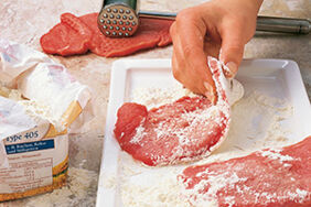 Schnitzel panieren Step 1 Schnitzel panieren Step 1