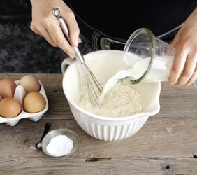 Zubereitung Pfannkuchen - Mehl und Milch mischen