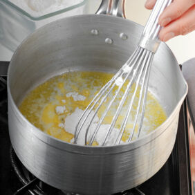 Mehl in Butter anschmelzen - Grundrezept Béchamelsauce