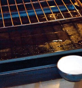 Brot backen Sauerteigbrot Wasser auf Backblech Brot backen Sauerteigbrot Wasser auf Backblech