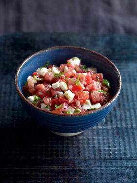 <strong>500 g Tomaten</strong> waschen, die Stielansätze entfernen und die Tomaten sehr klein würfeln. <strong>2 Knoblauchzehen</strong> schälen und durchpressen. Mit <strong>4 EL Olivenöl</strong> und Tomaten mischen. Mit <strong>Salz</strong> und <strong>Pfeffer</strong> würzen. <strong>1 kleine Handvoll Rucola</strong> waschen, putzen, trocken schütteln und fein schneiden. <strong>125 g Mozzarella</strong> abtropfen lassen und klein würfeln. <strong>2 EL Pinienkerne</strong> in einer Pfanne ohne Fett rösten. Tomaten mit Rucola und Mozzarella mischen, salzen und pfeffern. Mit frisch gekochten Nudeln in einer vorgewärmten Schüssel mischen. Die Sauce mit Pinienkernen bestreuen. Kalte Tomatensalsa