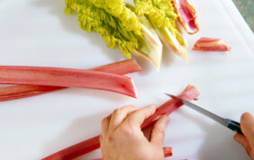 Rhabarber richtig schälen Schritt 1 Rhabarber richtig schälen Schritt 1