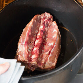 Rehrücken auf den Rückensträngen anbraten. Rehrücken anbraten