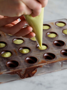 Gefüllte Pralinen selber machen Hohlkörper füllen und verschließen Schritt 1 Gefüllte Pralinen selber machen Hohlkörper füllen und verschließen Schritt 1