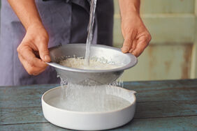 Sushi selber machen Reis abspülen Sushi selber machen Reis abspülen