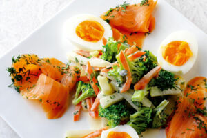 Russischer Salat mit Ei und Lachs