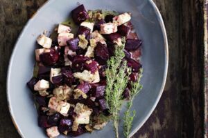 Rote-Bete-Salat mit Knäckebrot und Thymian
