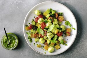 Bunter Salat mit Pesto