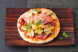 Schnelle Pizza mit Pilzen und Schinken