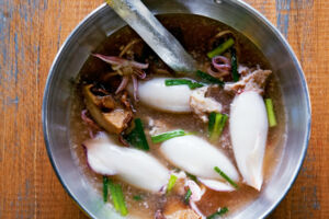 Suppe mit gefüllten Tintenfischen (Soup Pla Mük Yat Sai)