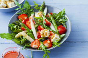 Erdbeer-Spargel-Salat mit Walnussfeta