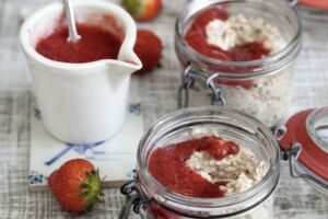 Erdbeer-Chia-Müsli im Glas