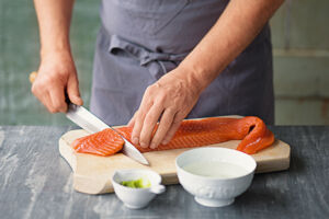 Sushi selber essen Nigiri Fisch in Streifen schneiden