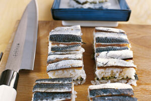 Schicht-Sushi mit marinierten Sardinen