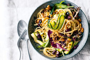 Spaghetti-Zucchini-Salat mit Cashew-Sprinkle