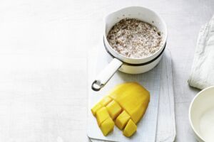 Paleo-Porridge mit Mango