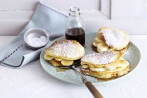 Pancakes mit Ahornsirup und Bananen