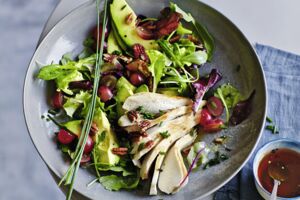 Blattsalate mit Hähnchenfilet, Avocado, Trauben und Pecannuss