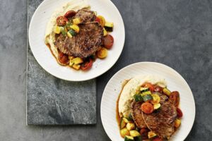 Steaks mit Zucchini-Gemüse und Bohnenpüree