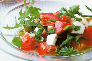 Kräuter-Tomatensalat mit Mozzarella