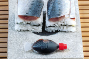 Schicht-Sushi mit Sardinen