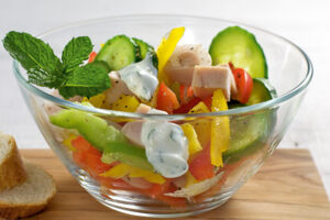 Paprika-Gurken-Salat mit Putenbrust