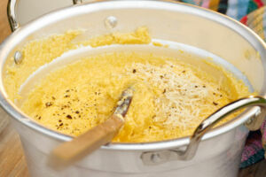 Polenta mit Butter, Sahne und Parmesan