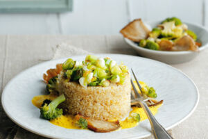 Quinoa mit Brokkoligemüse und Curryschaum