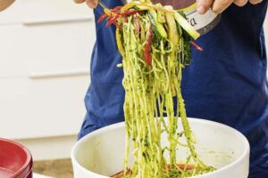 Gemüse-Spaghetti mit Pesto